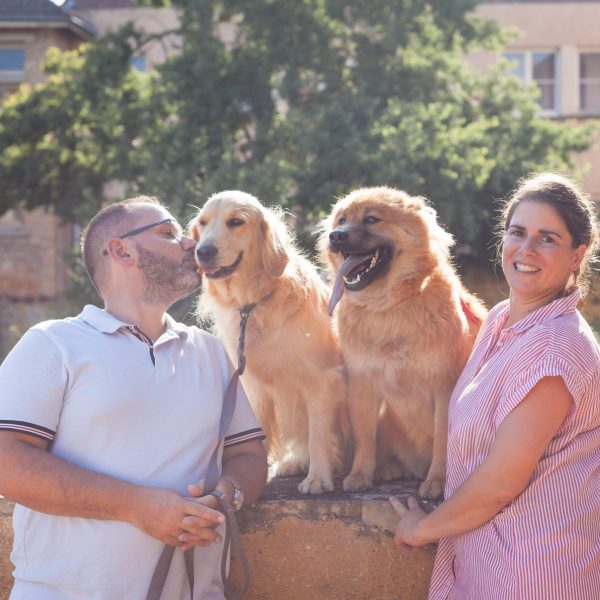 Thomas et Cindy avec deux chiens dans un paysage de campagne au bord d'un lac